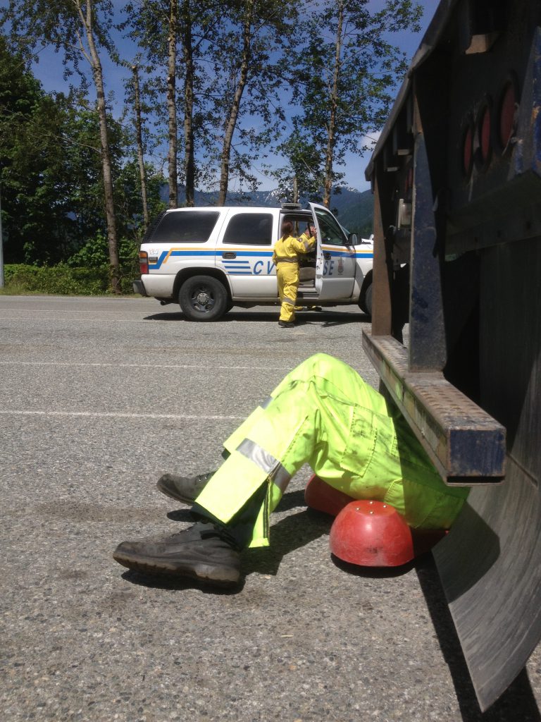CVSE inspector conducts road side inspection